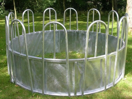 Apparecchiature per il rifornimento di bestiame con feeder galvanizzato di fieno